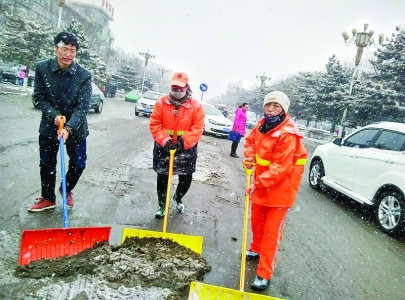 <br>          记者陈晓平与忻州环卫工清理街道<br><br>        