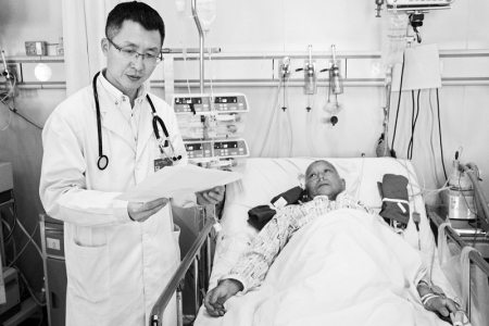 <br>          图为郭能瑞，查房中，他详细询问了患者情况，认真思索着下一步治疗的方案。<br>本报记者王钰钦摄<br><br>        