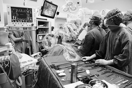<br>          手术中的“达芬奇”<br>图片由山医大一院提供<br><br>        