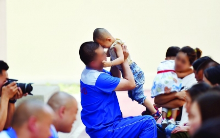 <br>          6月21日，山西省未成年人强制隔离戒毒所举行开放日活动，一位父亲拥抱自己的孩子。 本报记者 康乐 摄<br><br>        
