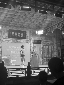 <br>          ▲河曲籍青年歌唱家徐海霞与搭档表演河曲民歌《圪梁梁》。 本报记者 樊学文 摄<br><br>        