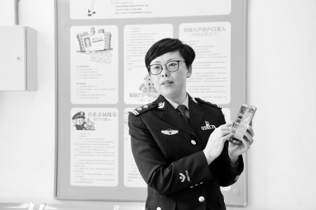 <br>          杨蓉正在为居民讲解“掌上警务室”使用方法<br>图片由太原公安杏花岭分局提供<br><br>        