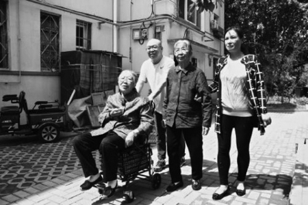 <br>          陈永昌和妻子陪着两位老人在小区散步。<br>资料图片<br><br>        
