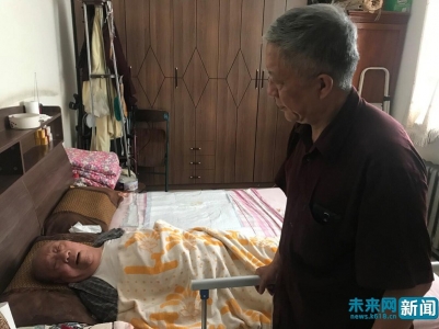 <br>          ▲<br>刘薇照顾卧床的老父亲<br>资料图片<br><br>        