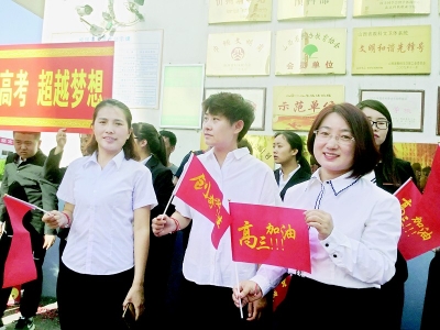 <br>              忻州各界的青年志愿者们身披授带在规定区域内有序设点为考生提供相关服务。 本报记者 陈晓平 摄<br><br>        