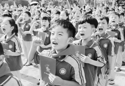 <br>          在2017年5月26日安徽省亳州市谯城区风华小学举行的入队仪式上，孩子们在宣读入队誓词。 新华社发（张延林 摄）<br><br>        