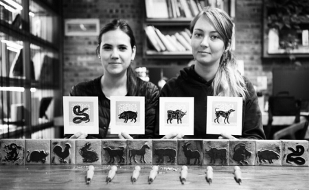 <br>          阿纳斯塔西娅（左）和塔季扬娜展示她们雕刻印制的木版画及藏书票<br><br>        