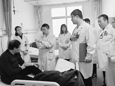 <br>          马登峰（左三）在病房带领团队进行业务学习 图片由受访者提供<br><br>        