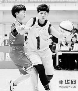 <br>          天津财经大学珠江学院MiniSuper队球员刘晓雯（右）在女子组比赛中控球。<br><br>        