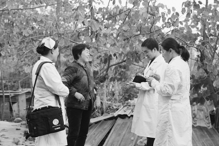 <br>          盐湖区陶村镇卫生院家庭医生服务团队在进行第四季度随访<br>图片由受访者提供<br><br>        