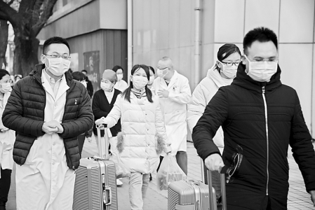 <br>          李锦安（右一）和同事们前往太原第四人民医院 图片由受访者提供<br><br>        