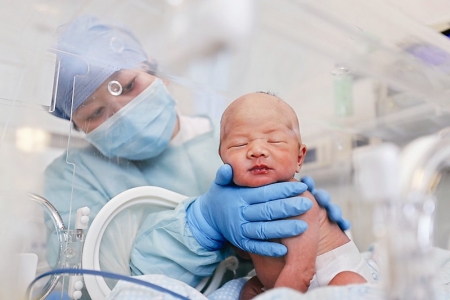 <br>              中部战区总医院收治的一名新冠肺炎确诊孕妇剖腹产下一名健康男婴。医护人员精心照料新生婴儿。<br><br>        