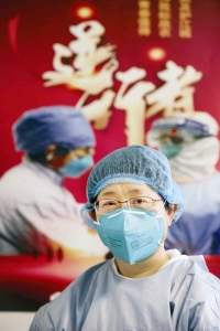 <br>              2月22日，武汉华中科技大学同济医学院附属同济医院中法新城院区，刚刚走出隔离病房的中国工程院院士、北京大学第三医院院长乔杰。<br><br>        