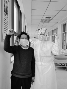 <br>          丁荣与患者出院前合影留念 图片由受访者提供<br><br>        
