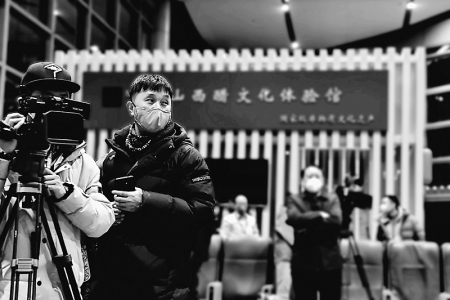 <br>          郝东亮（左二）在机场为山西支援湖北医疗队送行 本报记者 孙梦钊 摄<br><br>        