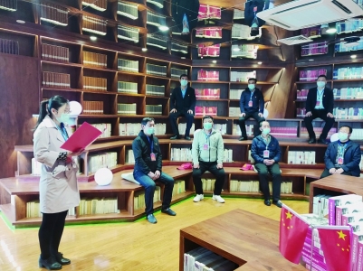 <br>          青年突击队员和青年志愿者代表在马克思书房中参加由共青团太原市委举办的主题团日活动。 本报记者 康乐 摄<br><br>        