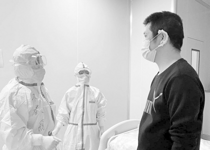 <br>          杜春丽（左一）与患者交流下一步诊疗方案 本版图片均由受访者提供<br><br>        