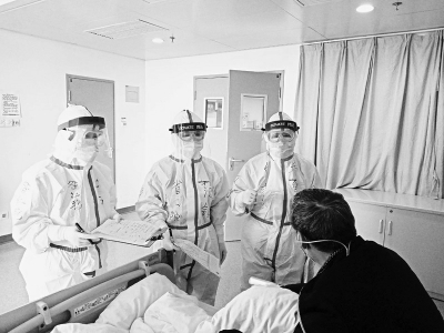 <br>          乔爱春﹙右一﹚带队查房并向患者解释病情图片由受访者提供<br><br>        