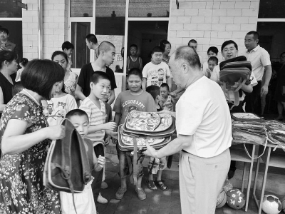 <br>          忻州市残联为特殊教育学校的孩子们送去爱心慰问品 图片由忻州市残联提供<br><br>        