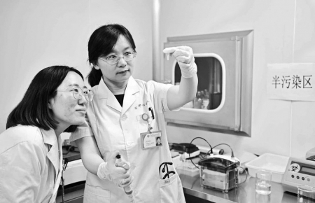 <br>          刘师伟（左二）提取胰岛细胞蛋白质，指导学生做Westernblot实验<br><br>        