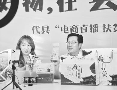 <br>          代县常务副县长李清（右） 图片由通讯员提供<br><br>        