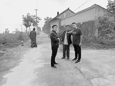 <br>          在郭家岔村道路硬化现场，王凯（右一）查看施工情况。图片由受访者提供<br><br>        