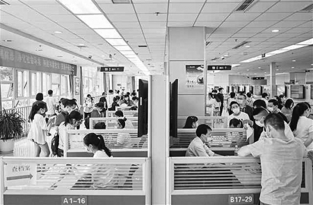 <br>              在重庆市渝北区就业和人才服务局招聘大厅，一些毕业生正在寻找适合的工作岗位。 资料图片<br><br>        