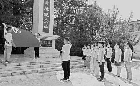 <br>          大学生在宋村纪念碑前重温了入团誓言 图片由运城市新绛团县委提供<br><br>        