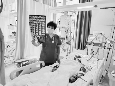 <br>          杨秀云ICU里阅片，为患者制定下一步诊疗方案。<br><br>        