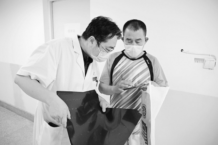 <br>          下班后，曹建忠（左一）继续为来诊患者悉心问诊<br><br>        