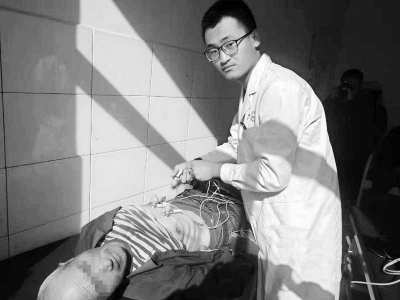 <br>          吕宏江医生为患者做进一步诊断<br><br>        