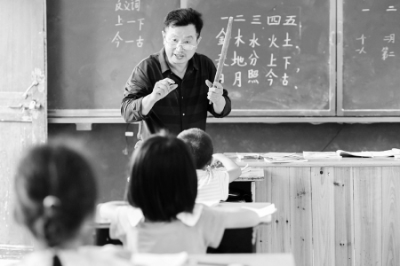 <br>          在湖南省株洲市茶陵县的虎踞镇茶干小学，乡村教师董朱文在给一年级学生上语文课。<br><br>        