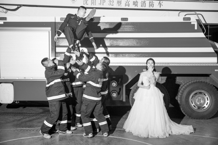 <br>          胡天龙用婚纱照记录10年消防记忆<br><br>        