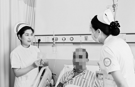 <br>          张沁莲（左一）全心全意为病患服务<br><br>        
