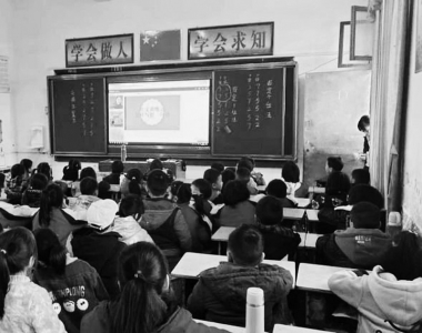 <br>          江西省安福县金溪希望小学的孩子们正在认真听课<br><br>        