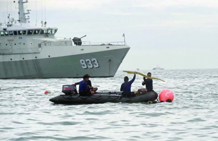 <br>              1月10日，印尼搜救人员在雅加达北部千岛群岛海域打捞起三佛齐航空公司坠毁客机的部分残骸。<br>   <br><br>        