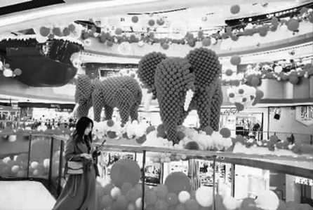 <br>              2020年11月25日，位于重庆市沙坪坝区的一家商场，两头由数千只气球组成的“大象”吸引了年轻消费者前来打卡。<br><br>        