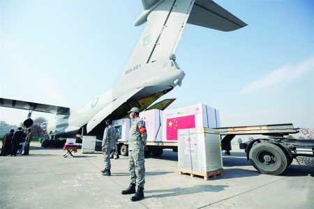 <br>          中国政府首批对外援助新冠疫苗在巴基斯坦首都伊斯兰堡附近的努尔汗空军基地正式移交巴基斯坦<br><br>        