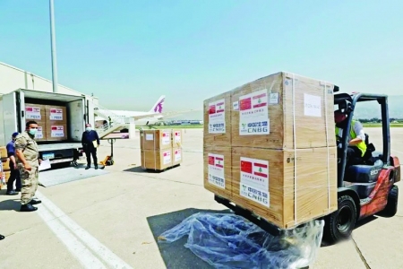 <br>              4月6日，中国向黎巴嫩政府和军队援助的新冠疫苗运抵贝鲁特拉菲克·哈里里国际机场。 据新华社<br><br>        