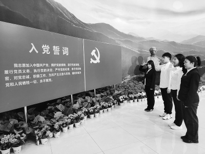 <br>          在高君宇纪念馆，党员重温誓词。 图片由山西工商学院提供<br><br>        