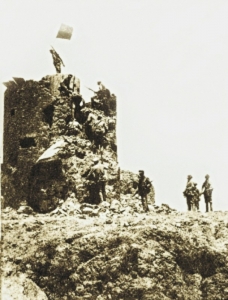 <br>          解放军攻占白狮岭（历史照片）。<br><br>        