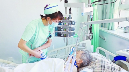 <br>          刘晓芳正在照顾患者图片由受访者提供<br><br>        