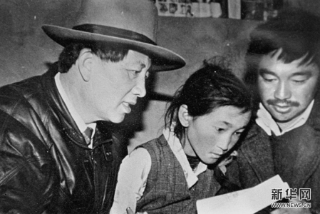 <br>          在西藏工作期间，孔繁森（左）在辅导藏族儿童读书。 资料图片<br><br>        