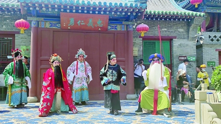 <br>          形式多样的民俗表演在太原大关帝庙上演 图片由太原市文物局提供<br><br>        