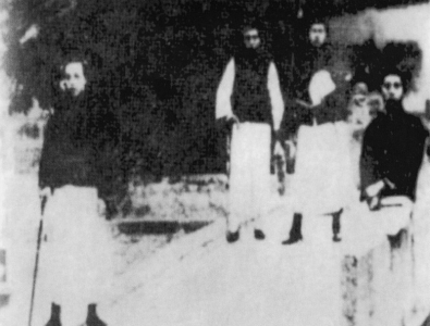<br>              1923年，中国社会主义青年团汾阳支部部分成员合影<br>本组图片均为资料图片<br><br>        