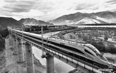 <br>          ▲试运行的复兴号列车行驶在西藏山南市境内<br><br>        