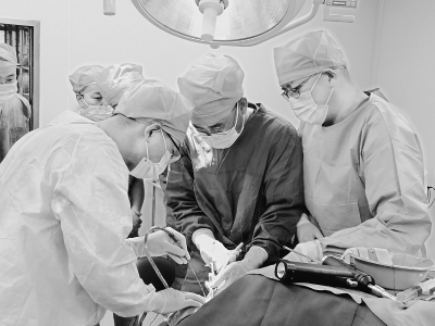<br>          脑外科手术团队为脑出血患者进行颅内血肿清除术<br><br>        