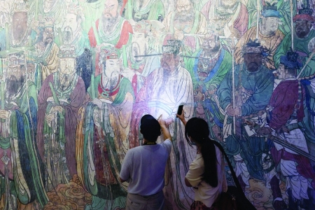 <br>          市民观赏通过3D打印技术制作的永乐宫巨型壁画<br><br>        