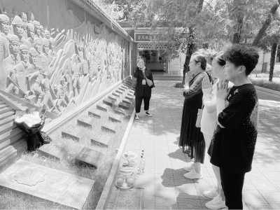 <br>          烈士家属纪念碑前寄托哀思 图片由太原市小店区新闻中心提供<br><br>        