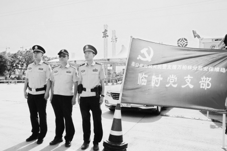 <br>          青年民警在临时党支部一线执勤 图片由太原市公安局提供<br><br>        